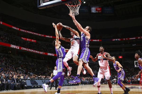 状态不佳！詹姆斯半场9投2中仅得4分，湖人领先9分（手感冰冷！詹姆斯半场9投仅2中拿4分，湖人领先9分）