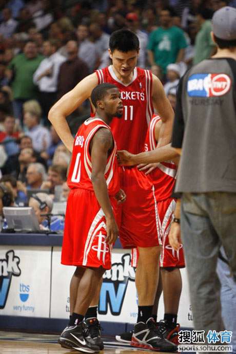 苏格兰女足队长卡思伯特与中国队比赛时头部受伤，被紧急送医（苏格兰女足队长卡思伯特在对阵中国队时头部受伤，已被紧急送医）