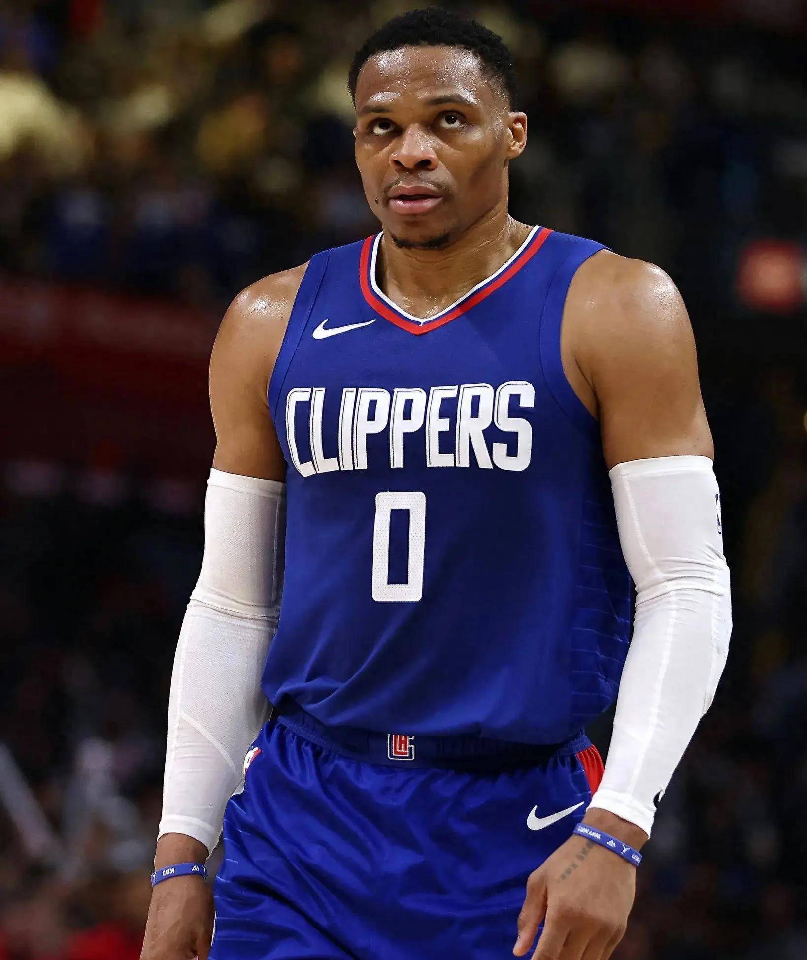 某国脚飞行十小时赶回备战（某国脚长途飞行10小时火速归队备战）