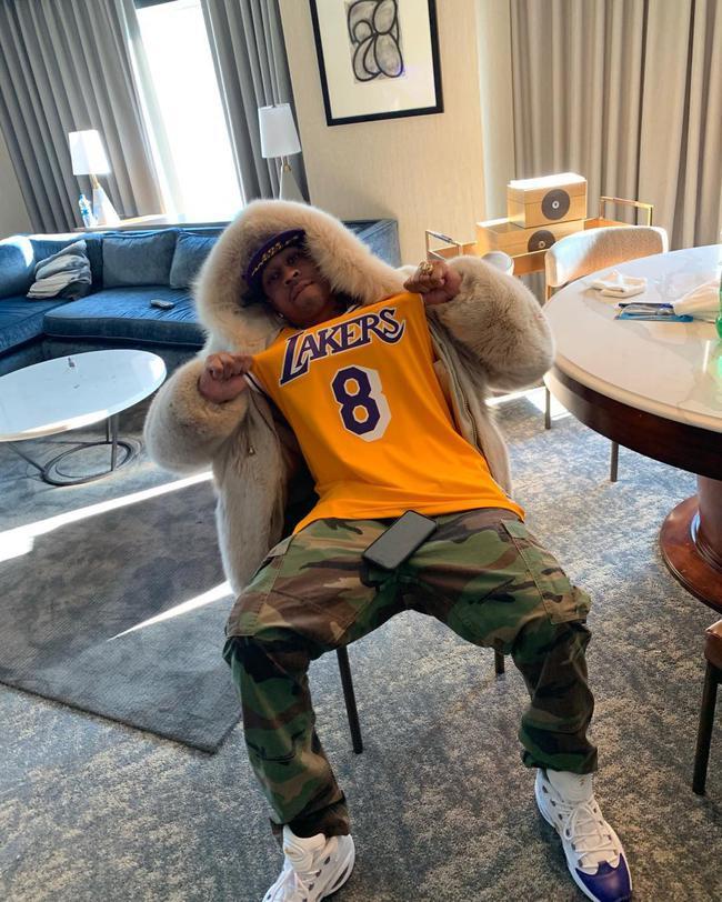 这队快攻效率高得离谱（这队的快攻效率爆表）