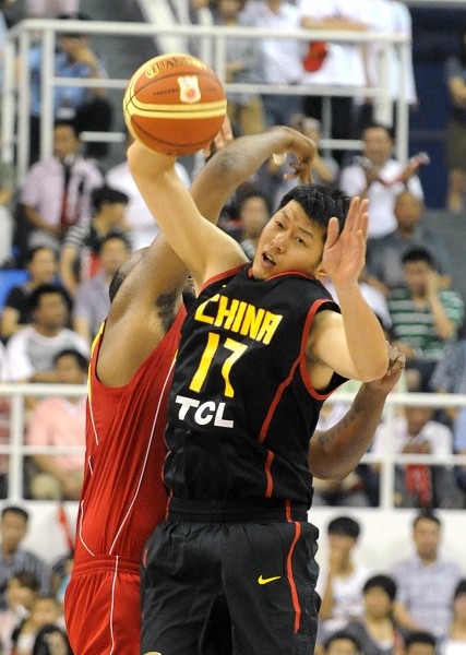 詹姆斯砍下28分10助攻7篮板，末节贡献关键10分（詹姆斯轰下28分10助攻7篮板，末节再取关键10分）