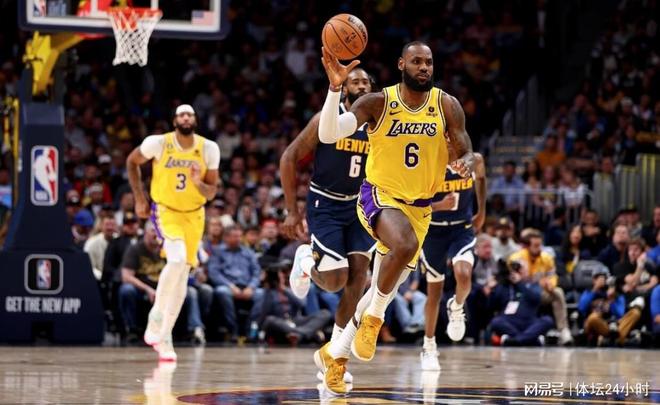 误判，意丁联赛中皮球从边网打进，裁判判罚进球有效（判罚失误：意丁赛场皮球从边网入网，主裁判定进球有效）