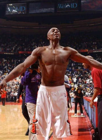 淘汰出局！总经理场边指挥引众怒 卖赵睿换场馆运营拉胯？（惨遭淘汰！总经理临场指挥惹争议，卖赵睿与换馆运营被质疑失策）