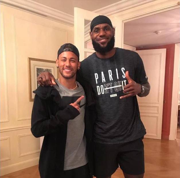 混团世界杯：梁靖崑单打告负莎头双打得分 中国8-2法国（混团世界杯战报：中国8-2胜法国，梁靖崑单打憾负，莎头双打建功）