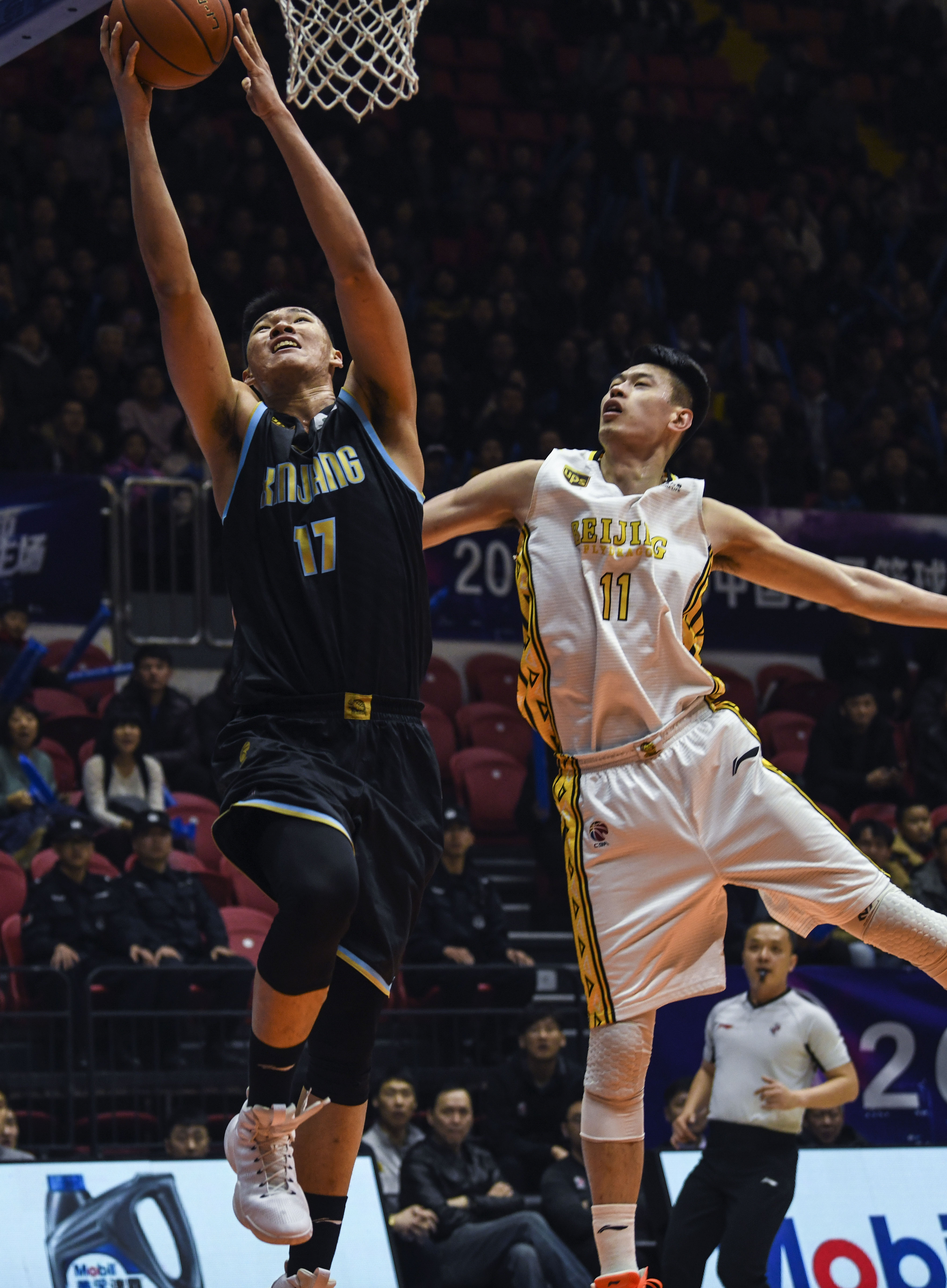 得不偿失！亚历山大-沃克最后时刻争抢手腕受伤（代价惨重！亚历山大-沃克末段拼抢导致手腕受伤）