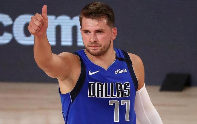 活塞队记：艾维今天可以出战，此前被列入出战成疑名单（活塞记者：艾维今日确认出战，先前曾被列为出战成疑）