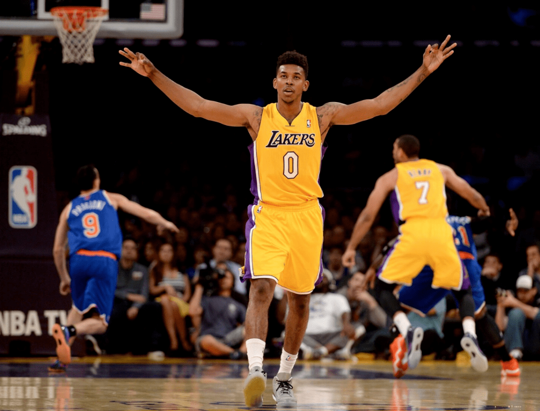 BURTON团队新赛季多点开花，苏翊鸣连夺FIS大跳台两站冠军（新赛季BURTON势头强劲，苏翊鸣包揽FIS大跳台两站桂冠）