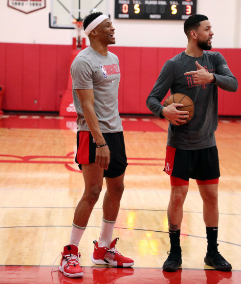 迪文岑佐11中7高效拿到18分5板4助2断，展现全面实力（迪文岑佐11投7中高效斩获18分5板4助2断，攻防全面开花）