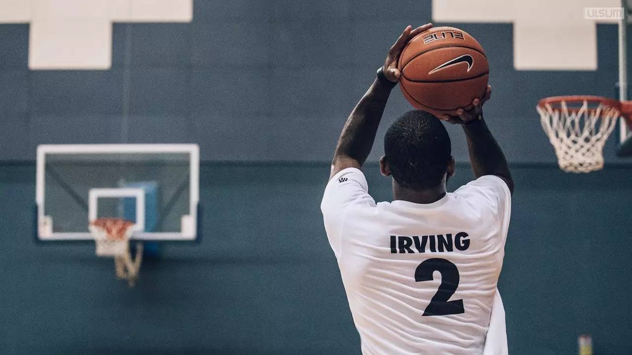 争议判罚点燃全场，两队差点动手（争议吹罚引爆火药味，双方险些爆发冲突）