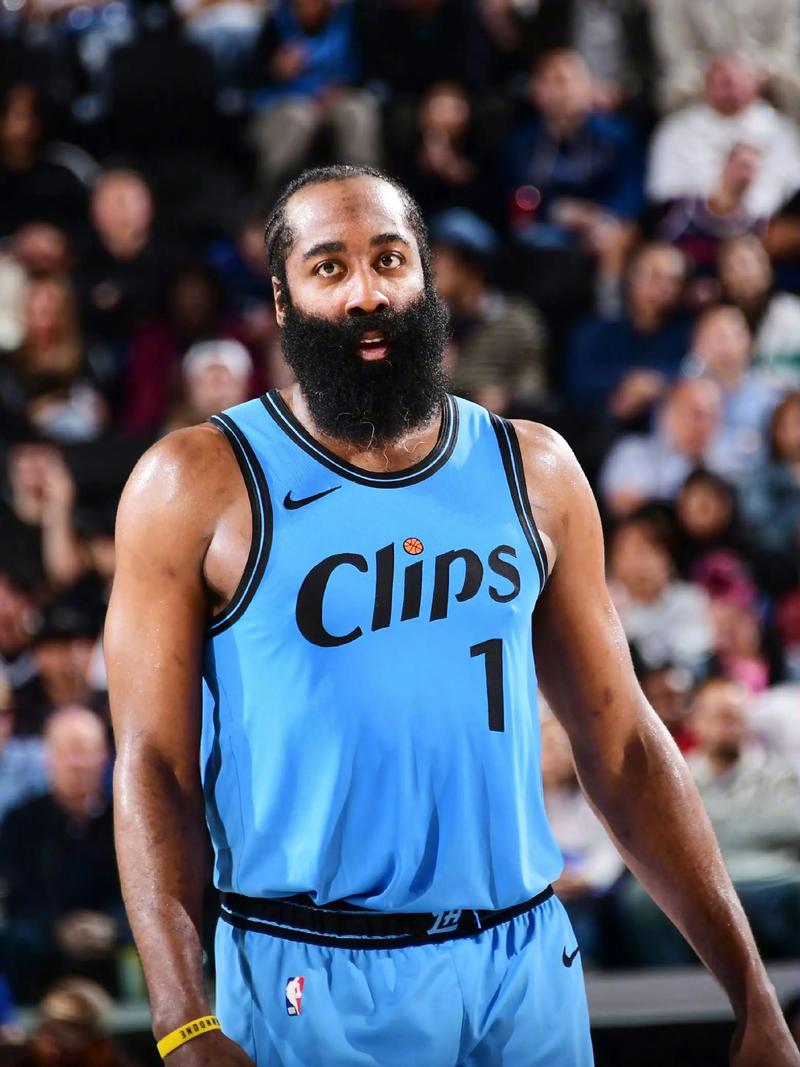 跟队记者：莱奥续约谈判还没正式开启，但俱乐部正在讨论（队记：莱奥续约谈判尚未正式启动，俱乐部已展开讨论）