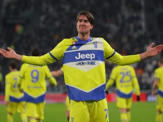 中超：山东泰山主场2-0完胜青岛队（中超：山东泰山主场2-0零封青岛队）